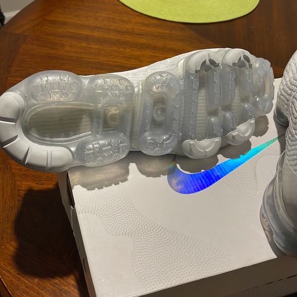 Women’s size 13, Nike VaporMax - Picture 4 of 4